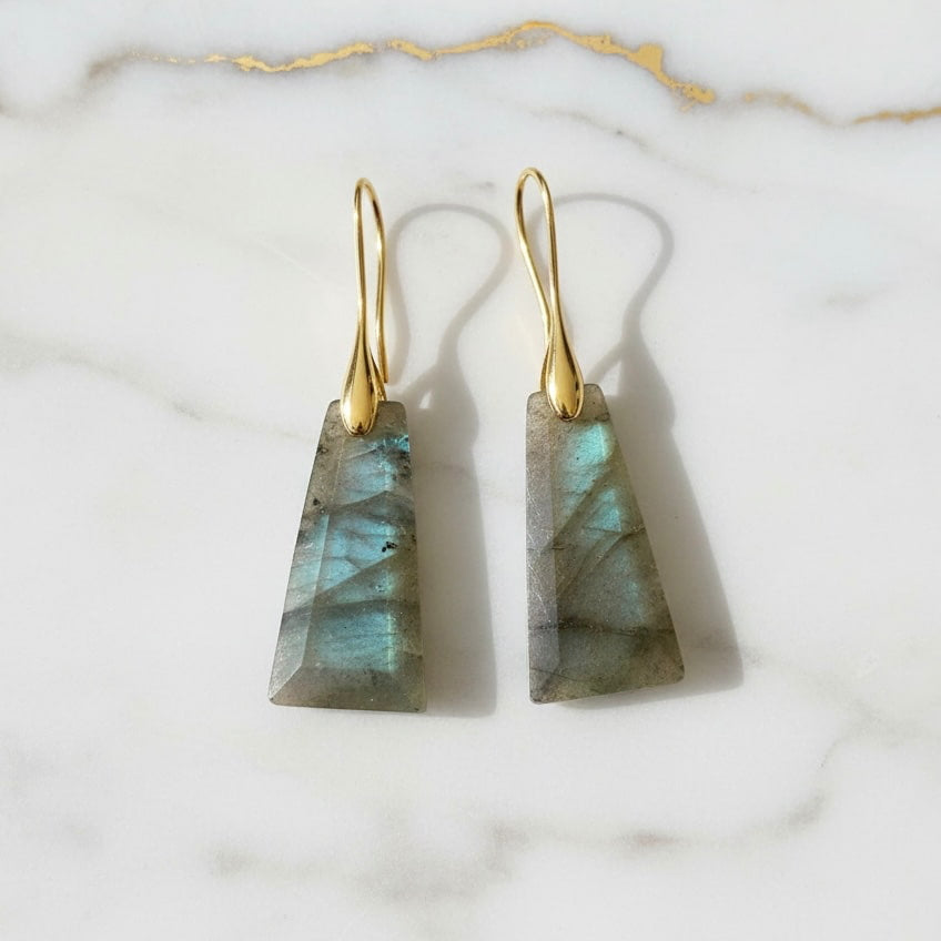 Labradorit Ohrringe – Kristallschmuckstücke mit Farbspiel CrystalScents