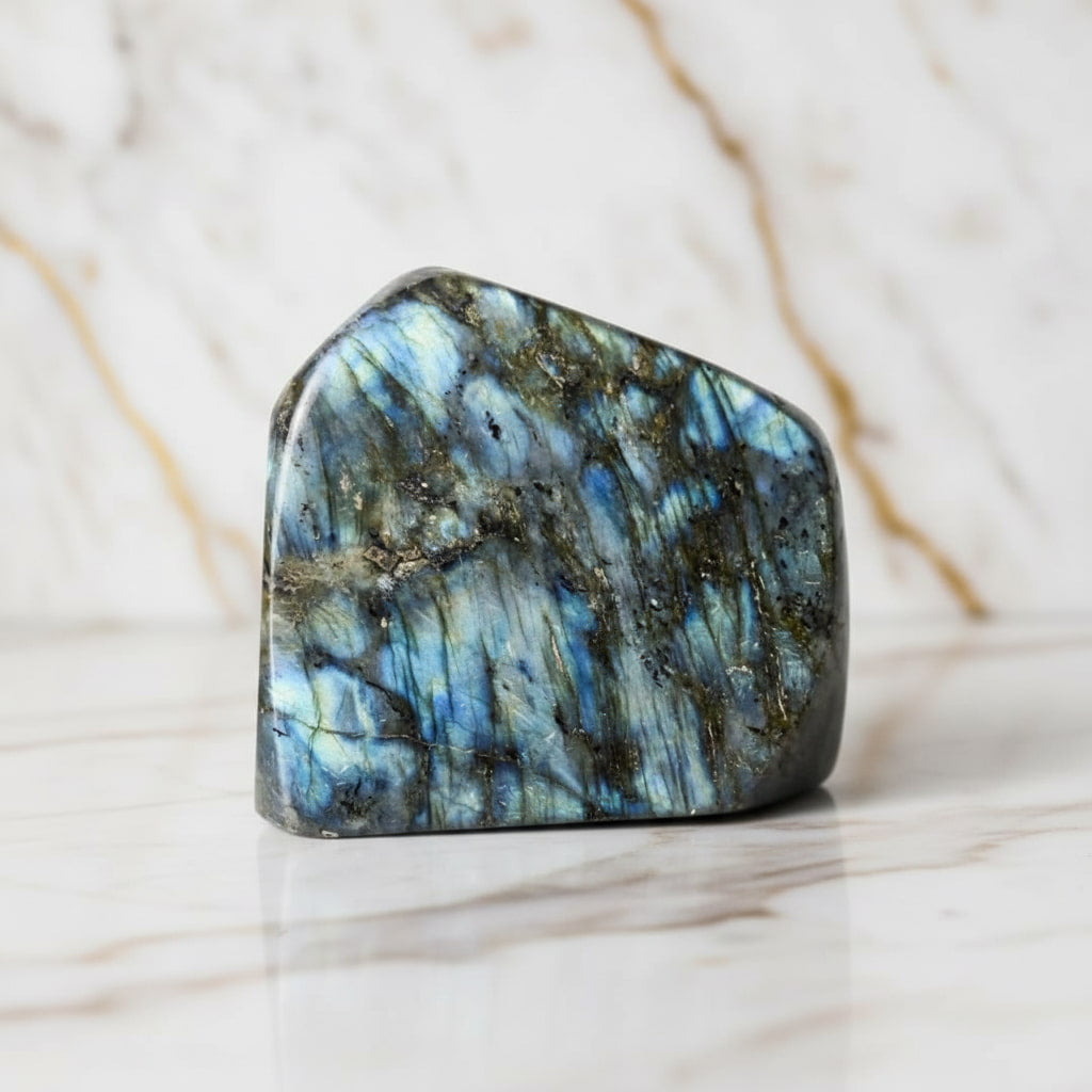 Labradorit Freiform – Dekorationsobjekt mit Farbvielfalt CrystalScents