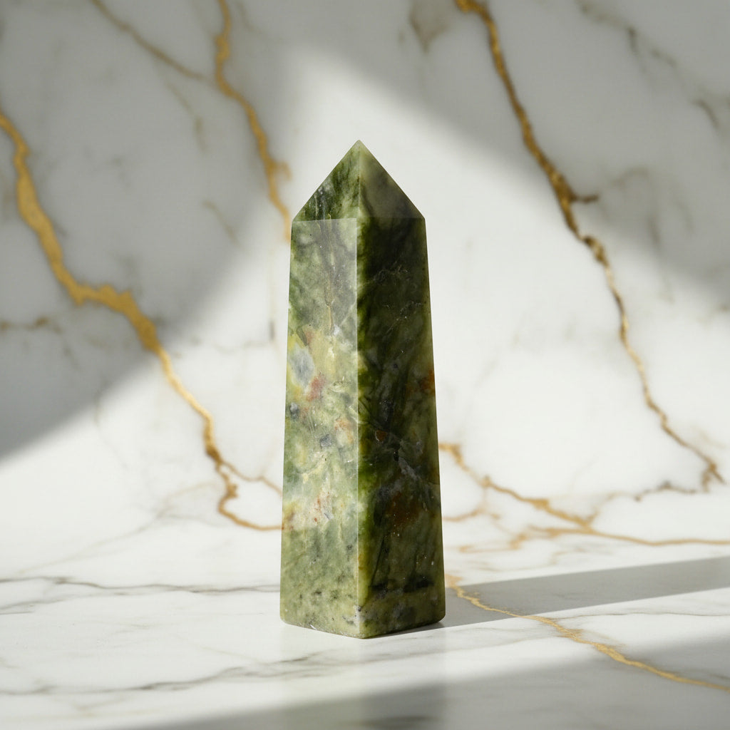 Serpentin Obelisk – JETZT entdecken CrystalScents