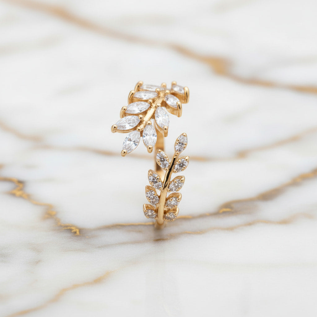 Ring mit Blatt-Design in Weiß – für charmante Präsenz CrystalScents
