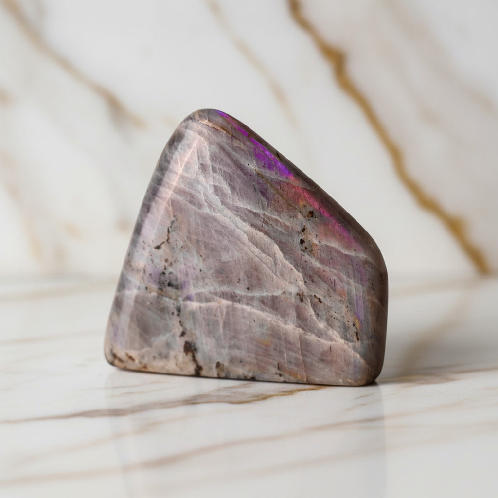 Labradorit Sunset Freiform – Mystisches Farbenspektakel CrystalScents