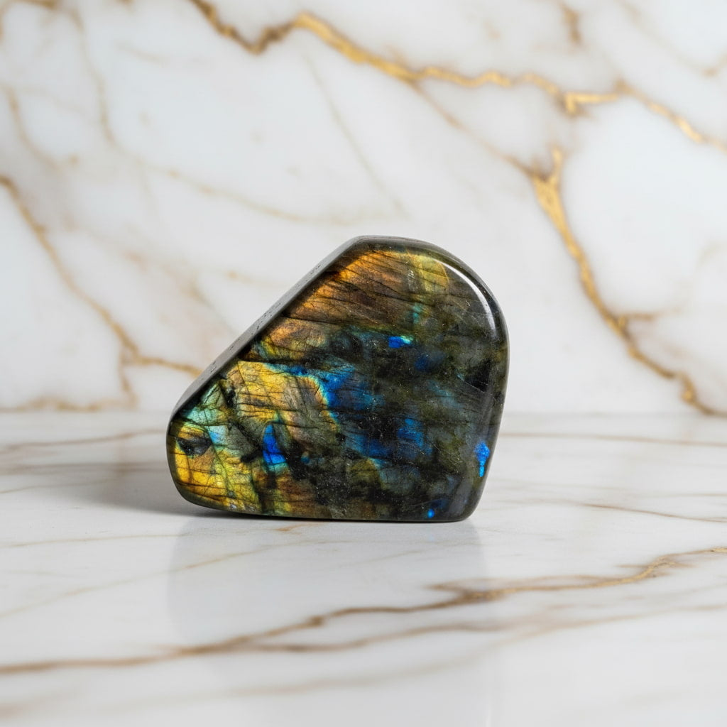 Labradorit Freiform – Dekorationsstück mit geheimnisvollem Glanz CrystalScents