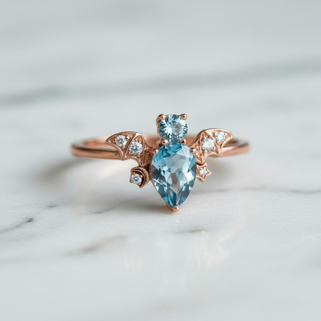Ring mit funkelnder blauer „Fledermaus“ CrystalScents