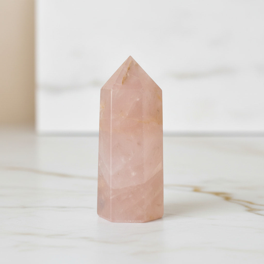 Rosenquarz Obelisk – Kraftquelle für innere Balance