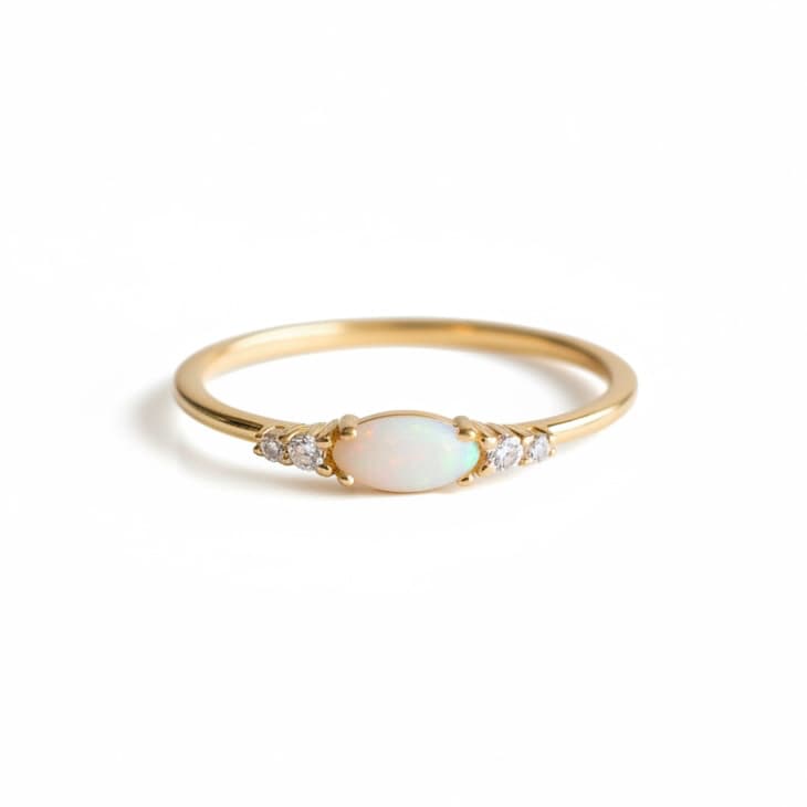 Ring gold mit zartem Opal-Highlight