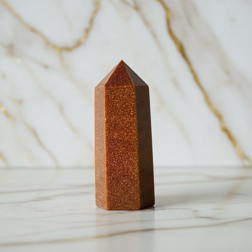 Goldfluss Obelisk – Funkelndes Naturkunstwerk CrystalScents