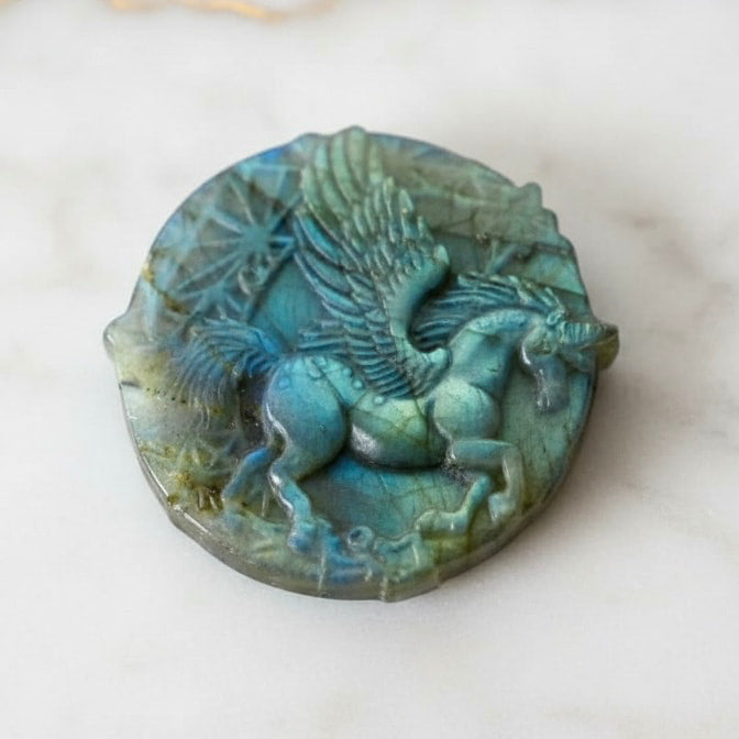 Labradorit Einhorn – Schillerndes Farbspiel