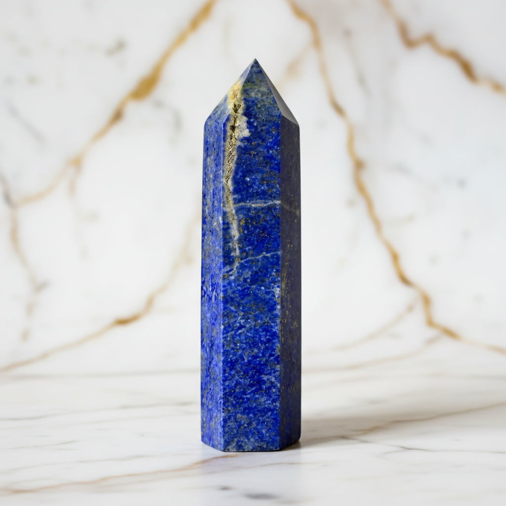 Lapislazuli Obelisk – Schimmernde Goldadern JETZT sichern CrystalScents