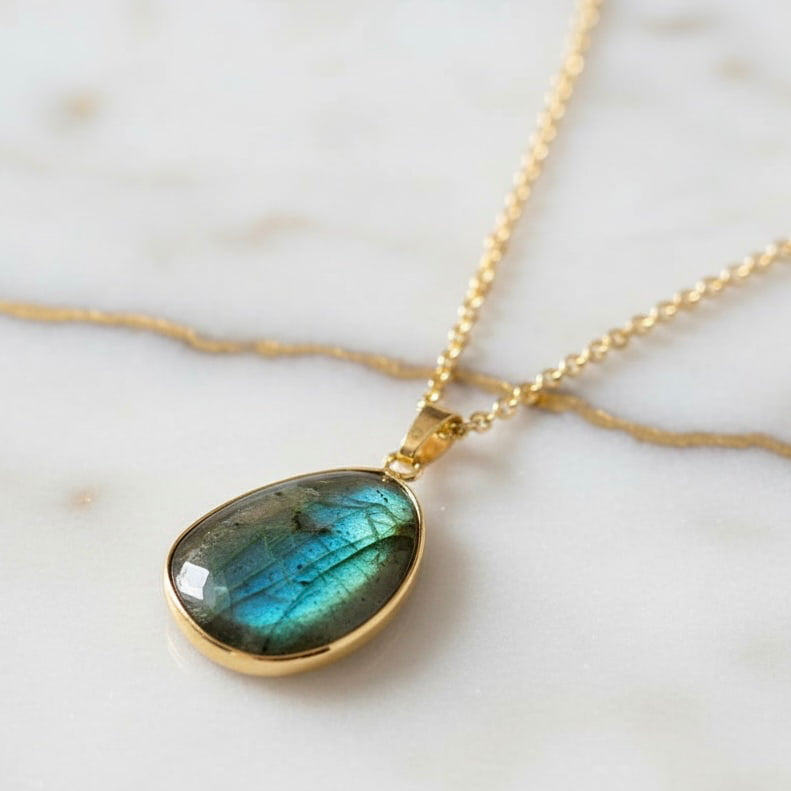 Labradorit Goldkette – Leuchtender Anhänger CrystalScents