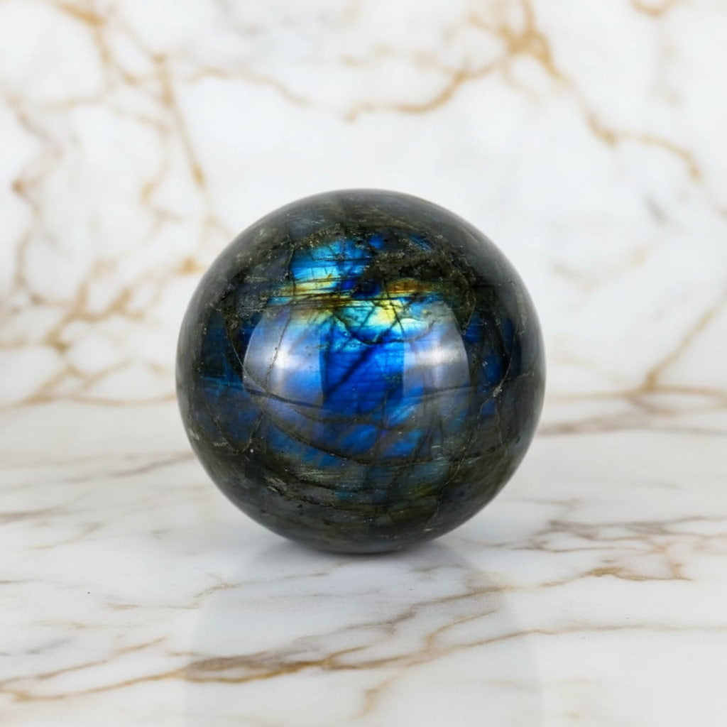 Labradorit Kugel – Magisches Farbspiel in Blau und Grün CrystalScents