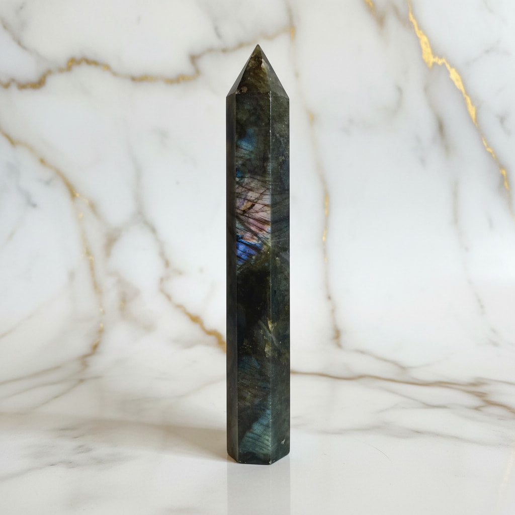 Labradorit Obelisk – Kreativität & Leidenschaft CrystalScents