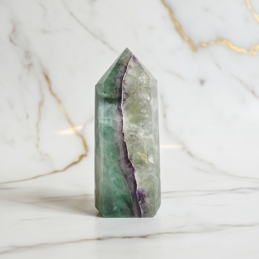 Fluorit Obelisk – Farbenfrohes Unikat CrystalScents