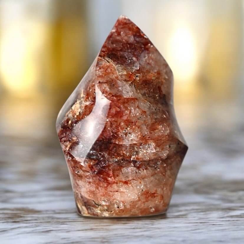 Flamme aus Feuerquarz – Ausdrucksstarkes Kristallobjekt für dekorative Akzente