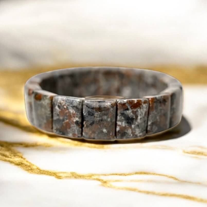 Flammenstein Armband in quadratischer Form – Charmantes Edelsteinstück für Fokus und Transformation