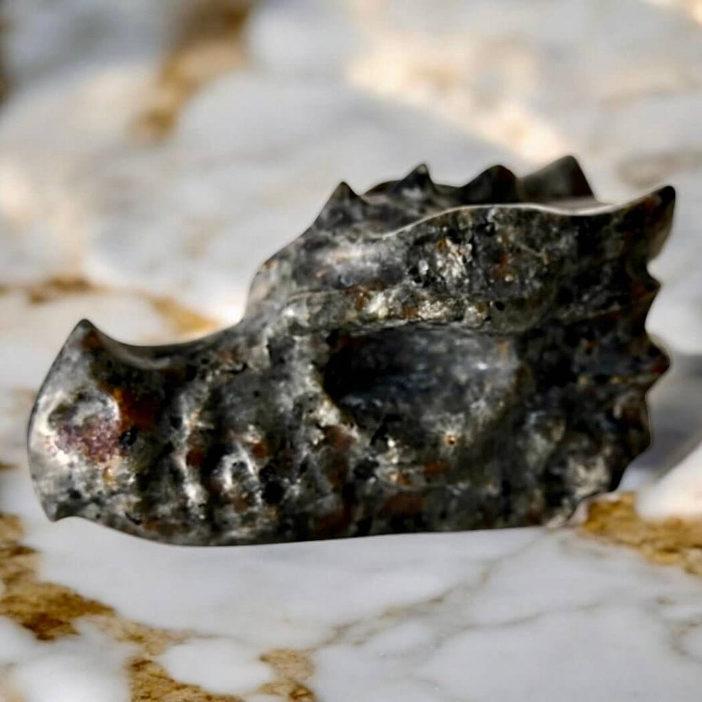 Flammenstein Drachenkopf – Lebendige Skulptur mit UV-reaktiver Farbwirkung