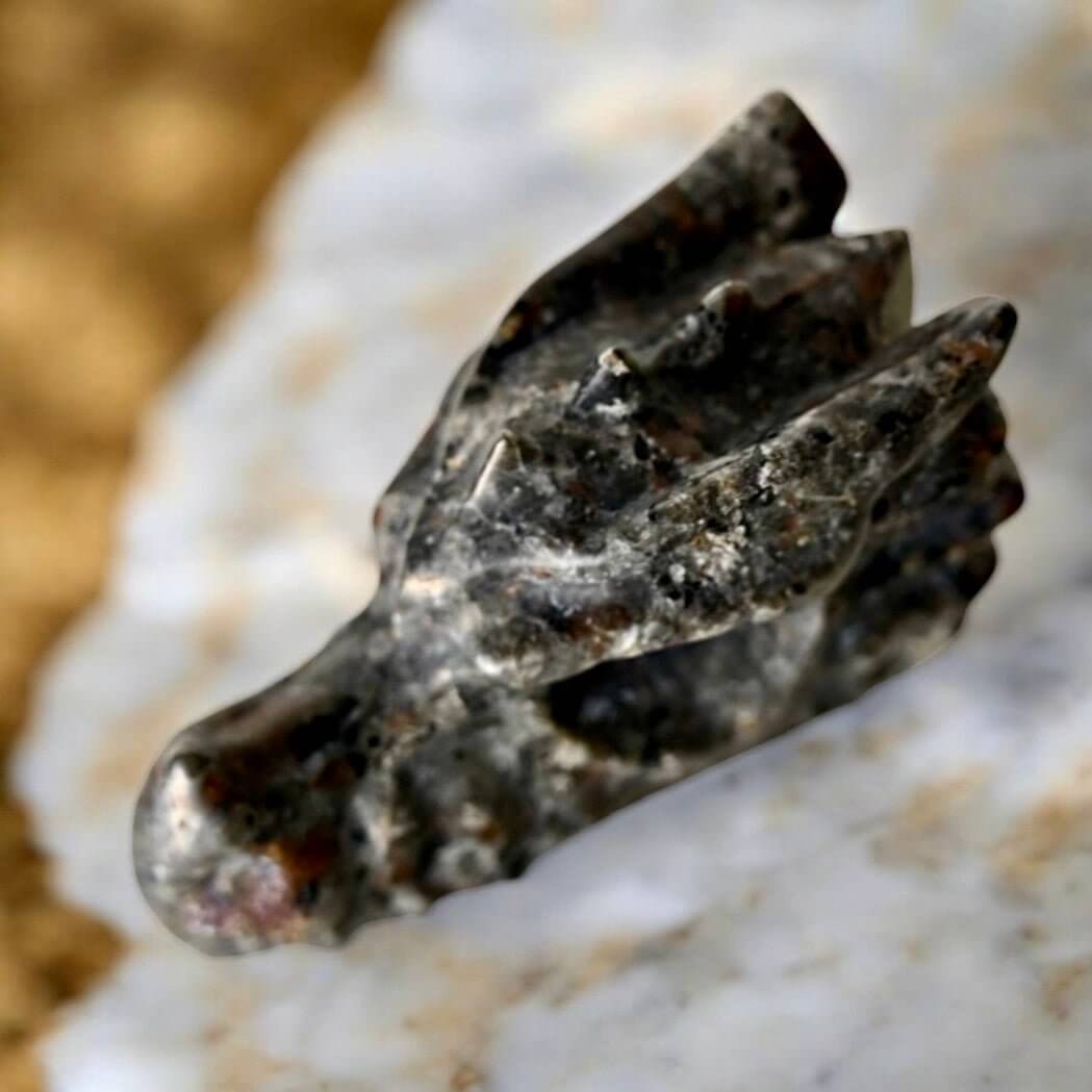 Flammenstein Drachenkopf – Lebendige Skulptur mit UV-reaktiver Farbwirkung