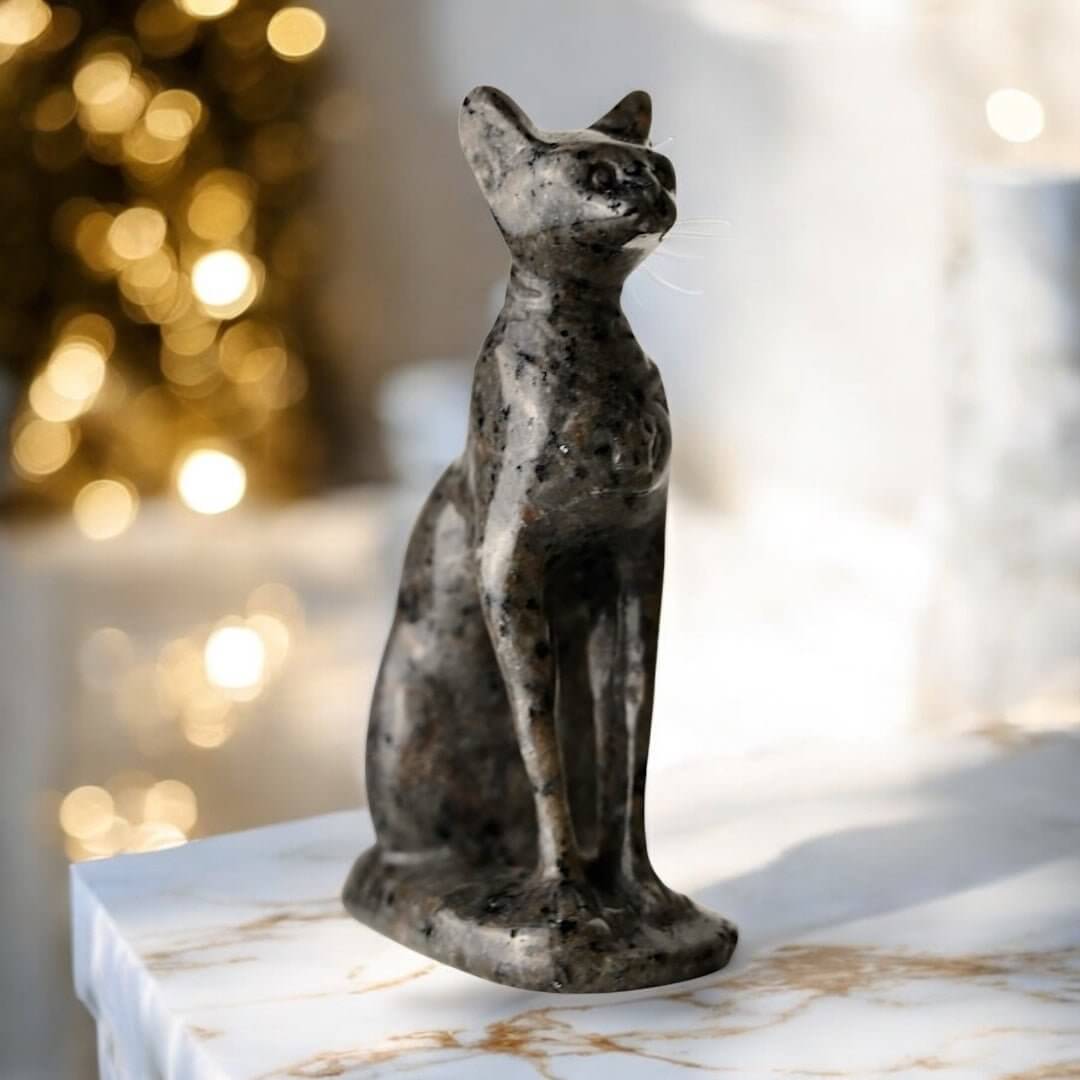 Flammenstein Katze - Majestätisce Skulptur mit UV-reaktiver Farbwirkung