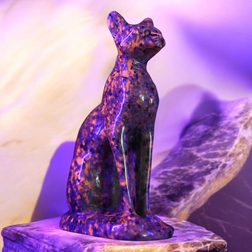 Flammenstein Katze - Majestätisce Skulptur mit UV-reaktiver Farbwirkung