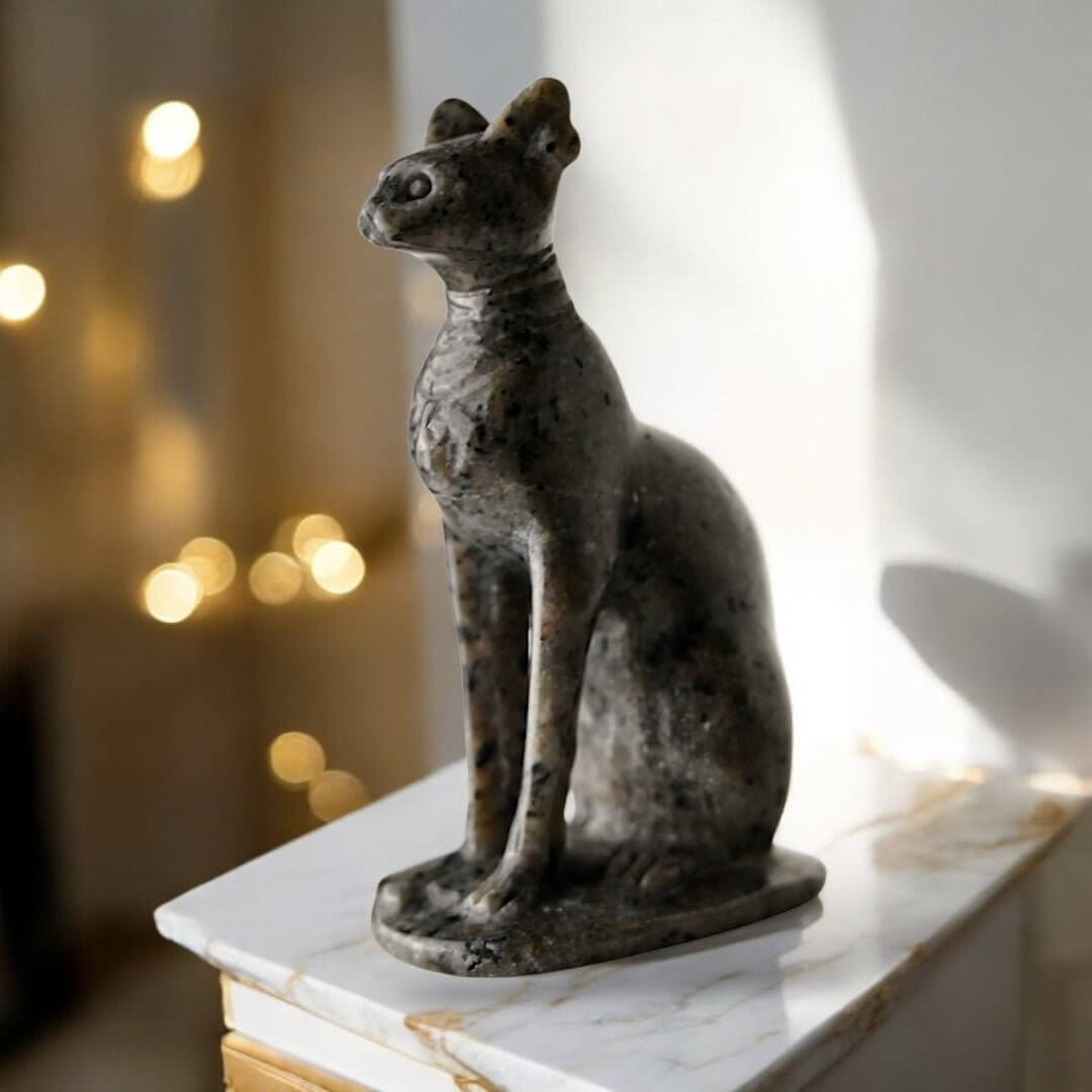 Flammenstein Katze - Majestätisce Skulptur mit UV-reaktiver Farbwirkung