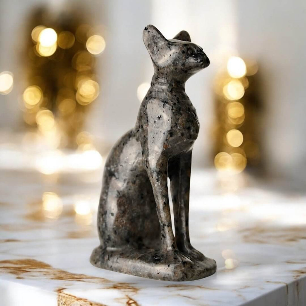 Flammenstein Katze - Majestätisce Skulptur mit UV-reaktiver Farbwirkung