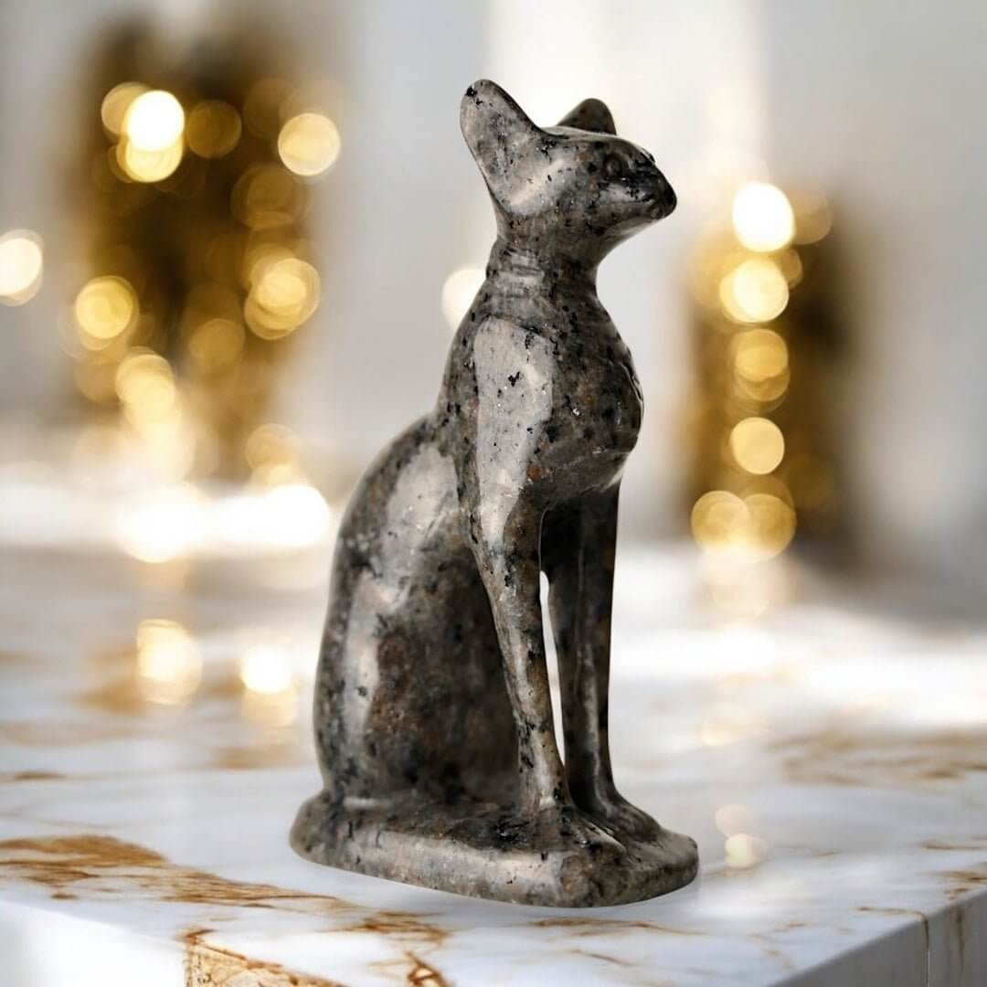 Flammenstein Katze - Majestätisce Skulptur mit UV-reaktiver Farbwirkung