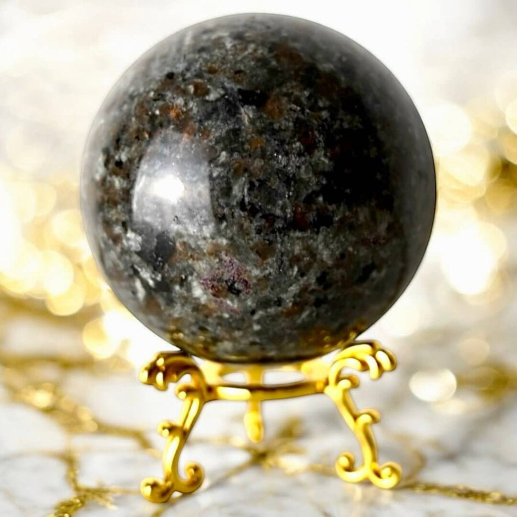 Flammenstein Kristallkugel – Symbol für innere Stärke, Energiefluss und Klarheit