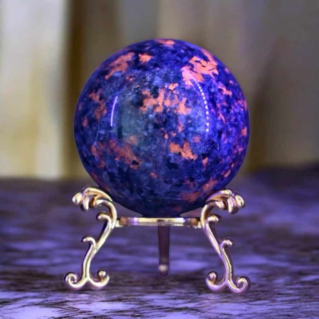 Flammenstein Kristallkugel – Symbol für innere Stärke, Energiefluss und Klarheit