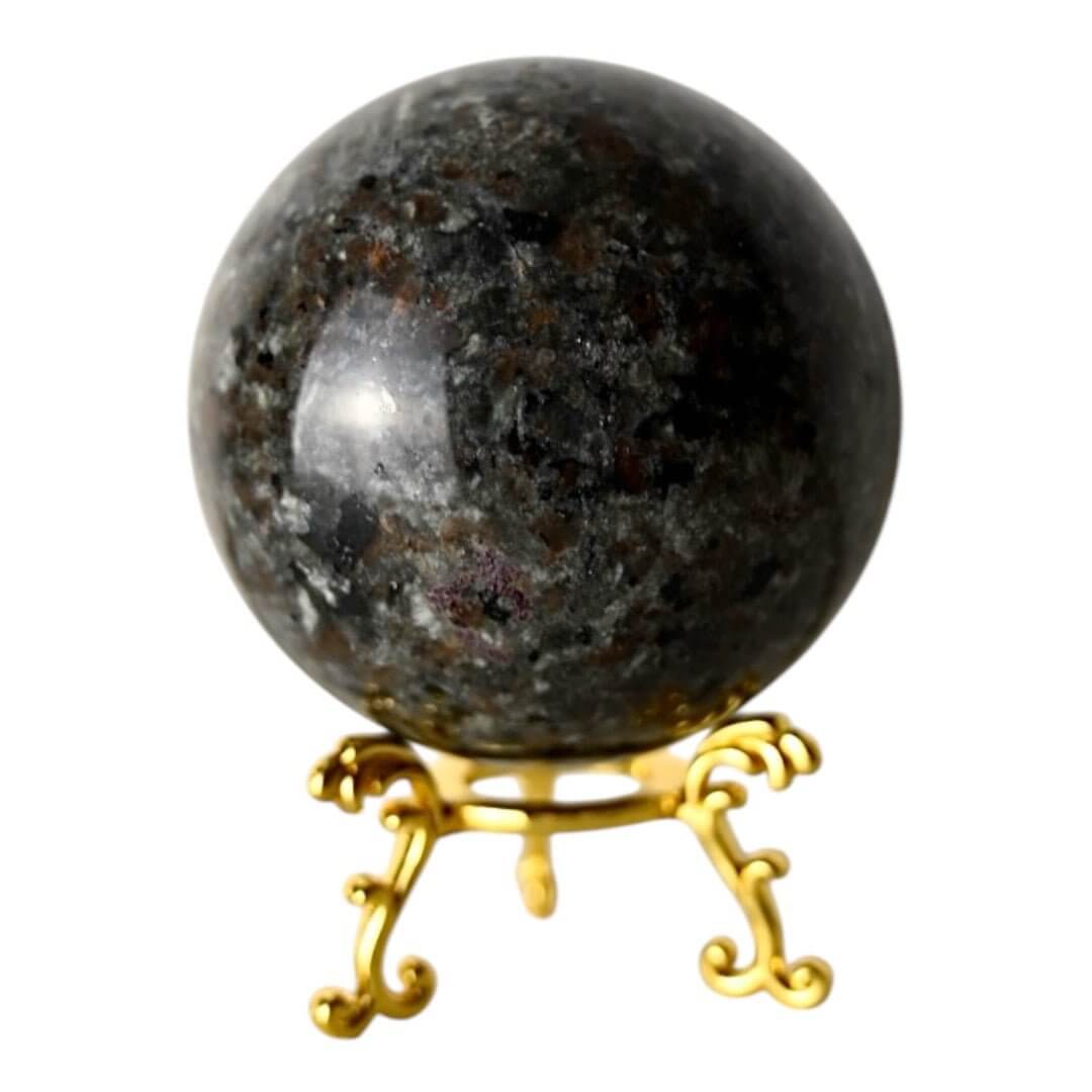 Flammenstein Kristallkugel – Symbol für innere Stärke, Energiefluss und Klarheit