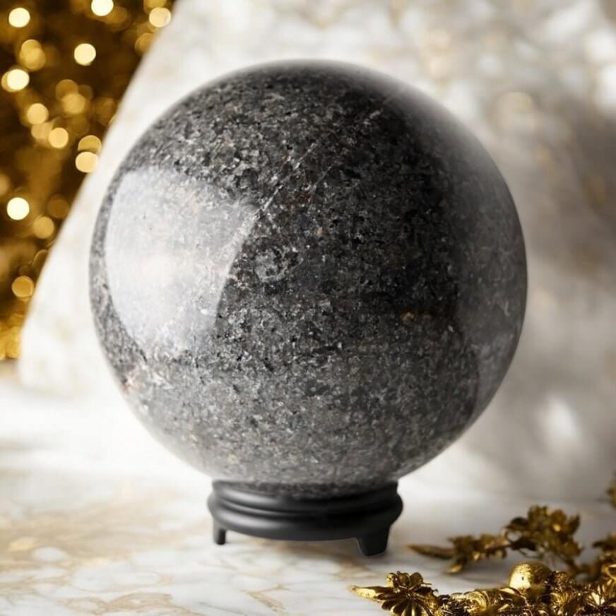 Riesige Flammenstein Kugel - Ausdrucksstarkes Naturstück mit lebendiger Ausstrahlung