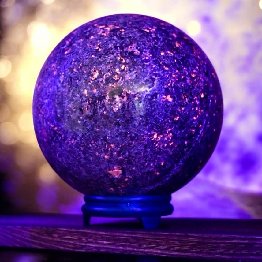 Riesige Flammenstein Kugel - Ausdrucksstarkes Naturstück mit lebendiger Ausstrahlung