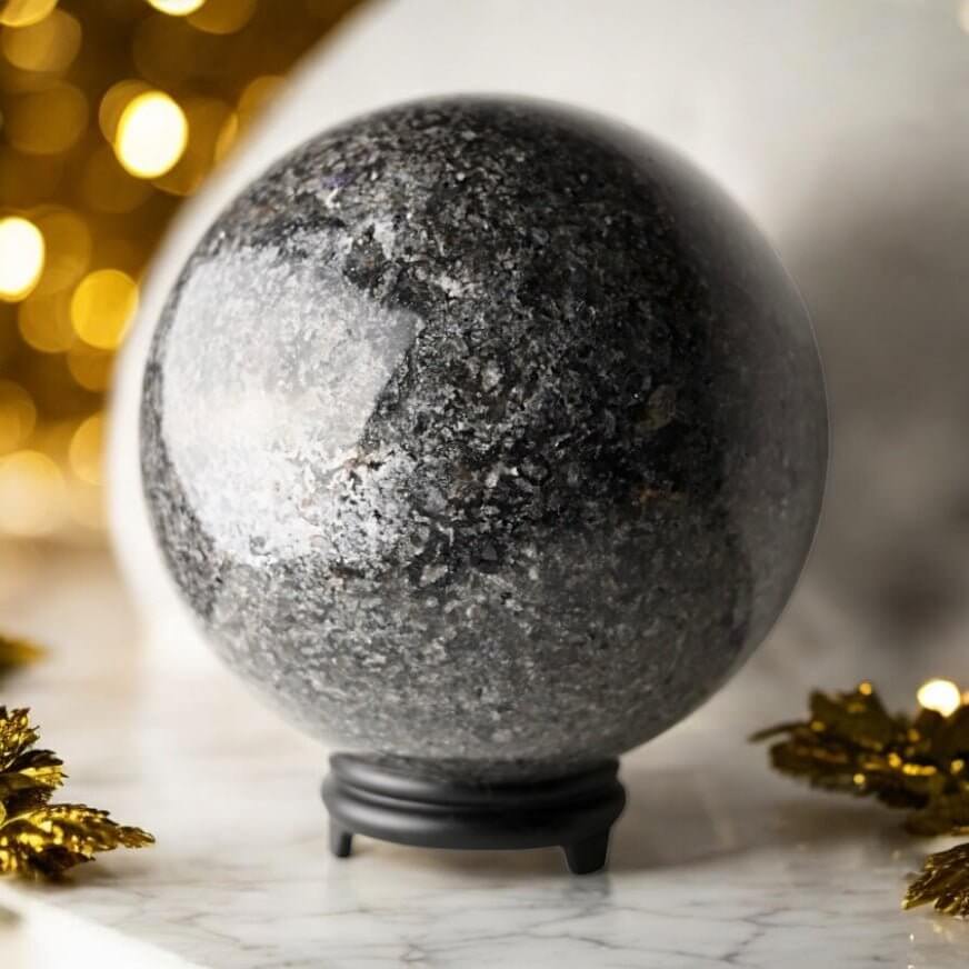 Riesige Flammenstein Kugel - Ausdrucksstarkes Naturstück mit lebendiger Ausstrahlung