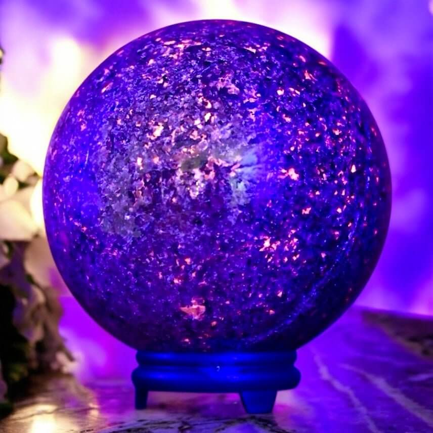 Riesige Flammenstein Kugel - Ausdrucksstarkes Naturstück mit lebendiger Ausstrahlung