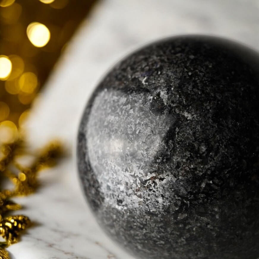 Riesige Flammenstein Kugel - Ausdrucksstarkes Naturstück mit lebendiger Ausstrahlung