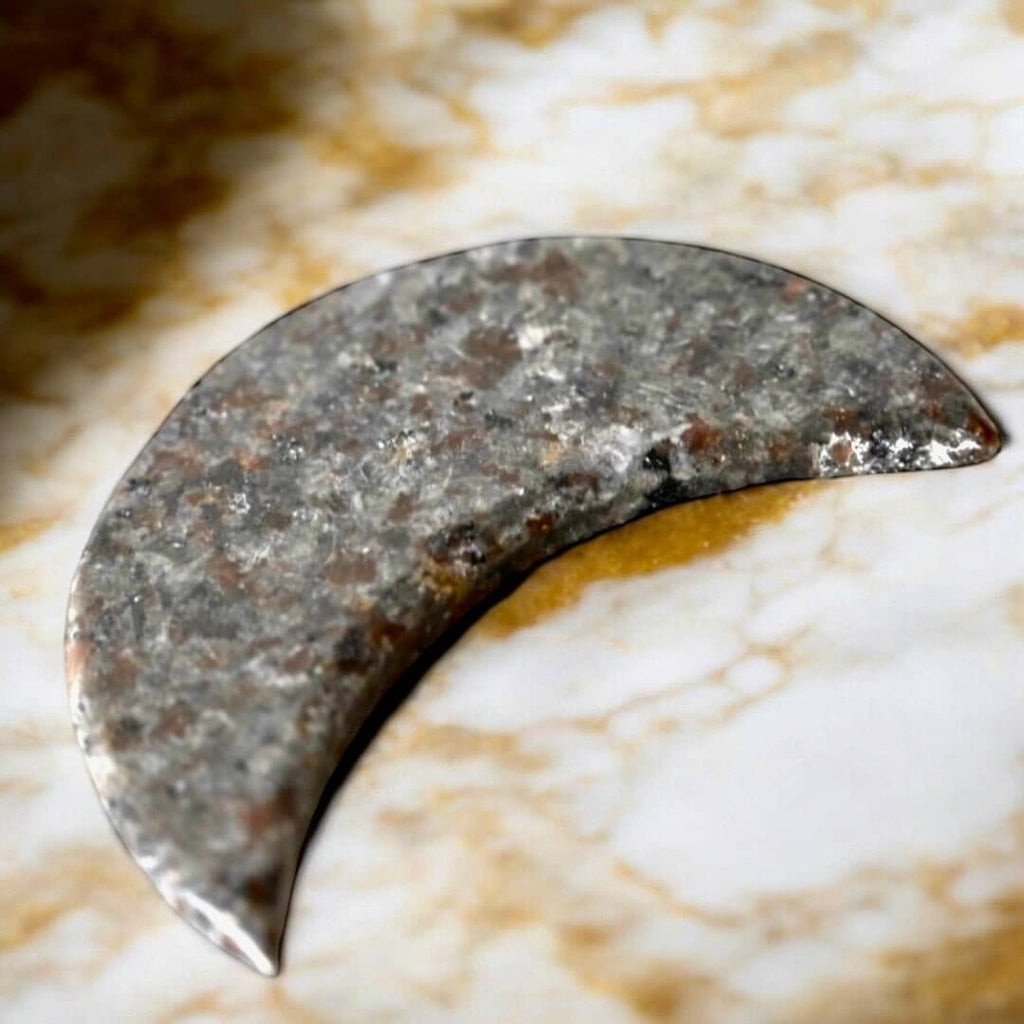 Flammenstein Mond – Faszinierendes Edelsteinobjekt mit intensiver Farbwirkung