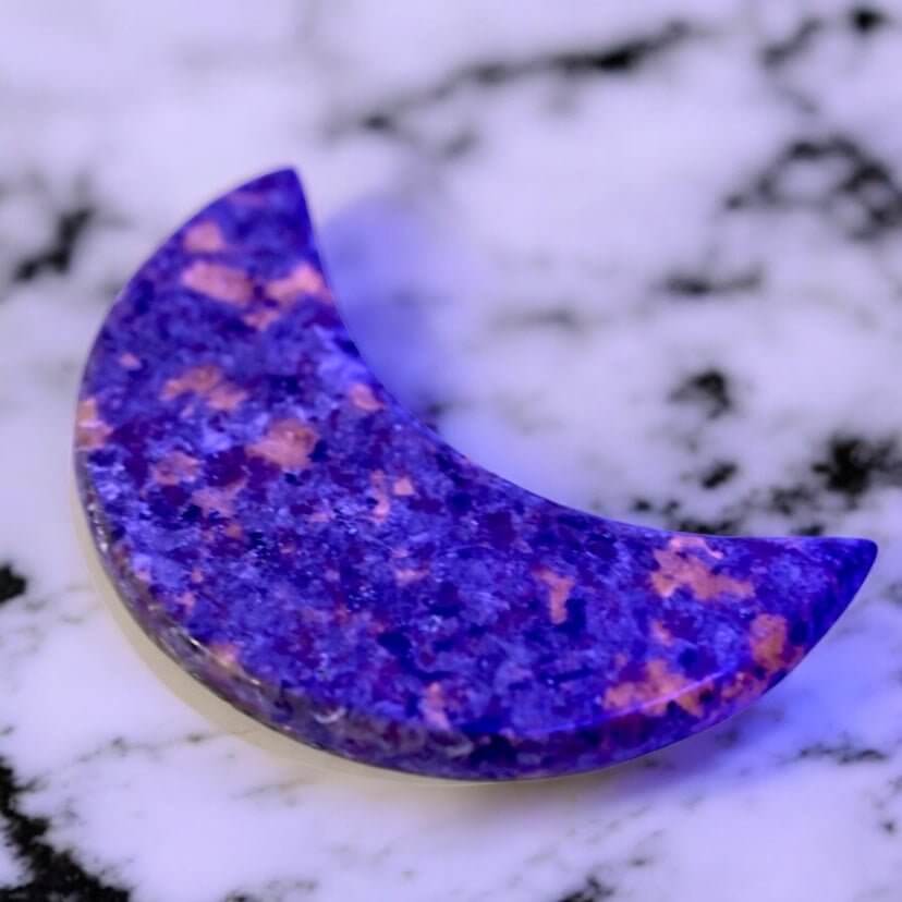 Flammenstein Mond – Faszinierendes Edelsteinobjekt mit intensiver Farbwirkung