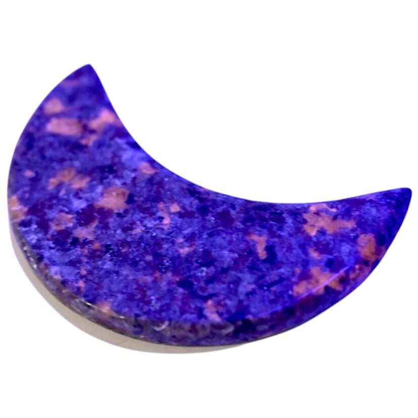 Flammenstein Mond – Faszinierendes Edelsteinobjekt mit intensiver Farbwirkung