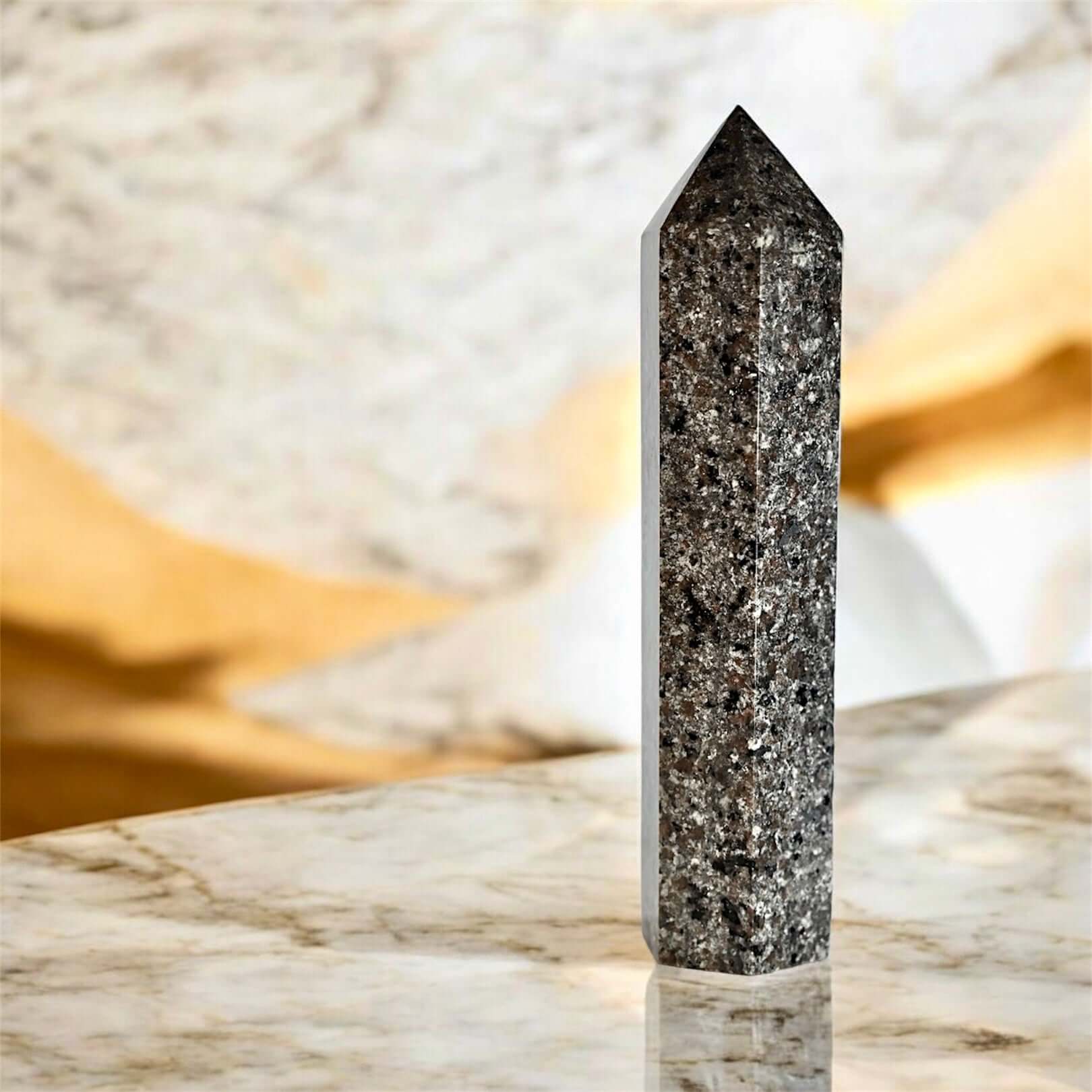 Großer Flammenstein Obelisk - UV-reaktives Dekoobjekt