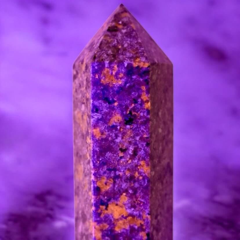 Großer Flammenstein Obelisk - UV-reaktives Dekoobjekt