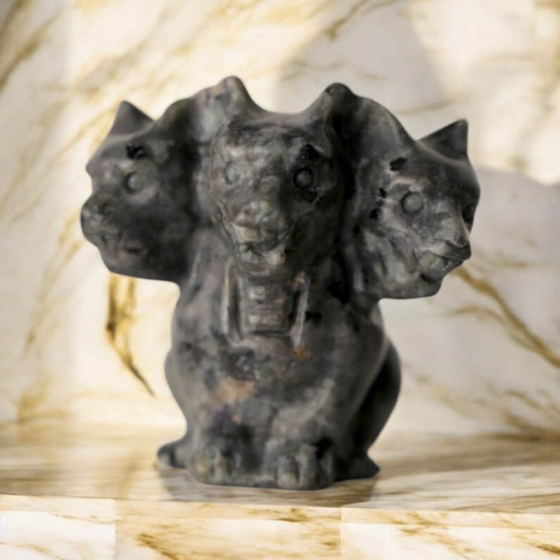 Flammenstein „Zerberus“ – Mystische Skulptur, die unter UV-Licht spektakulär erstrahlt