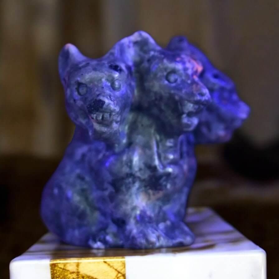 Flammenstein „Zerberus“ – Mystische Skulptur, die unter UV-Licht spektakulär erstrahlt