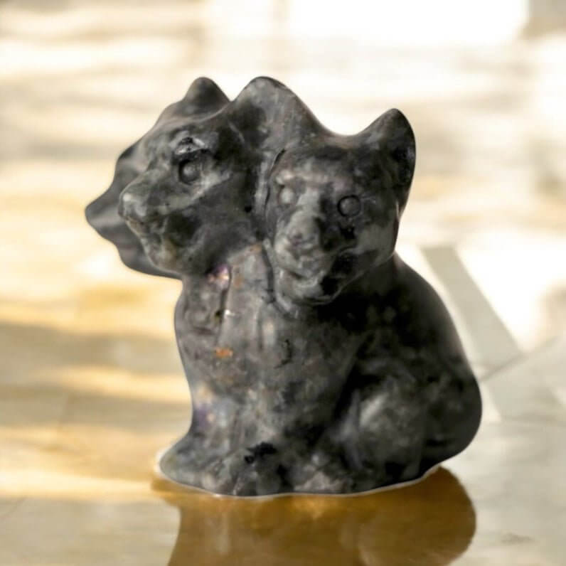 Flammenstein „Zerberus“ – Mystische Skulptur, die unter UV-Licht spektakulär erstrahlt