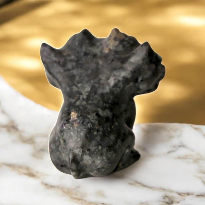 Flammenstein „Zerberus“ – Mystische Skulptur, die unter UV-Licht spektakulär erstrahlt