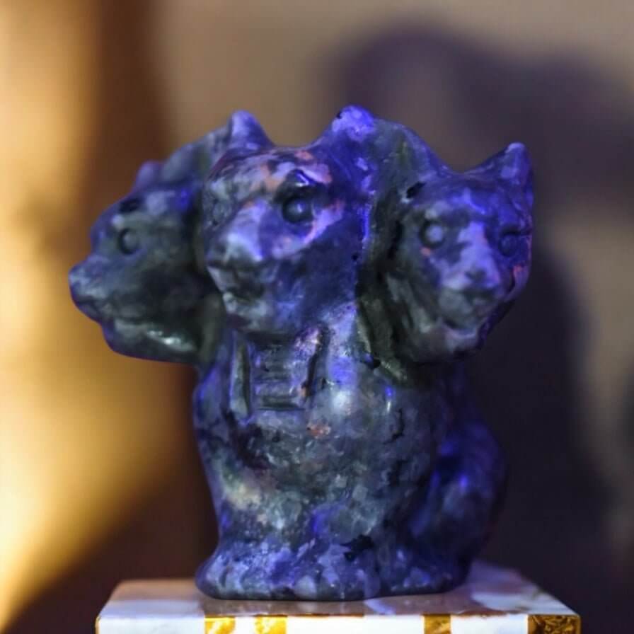 Flammenstein „Zerberus“ – Mystische Skulptur, die unter UV-Licht spektakulär erstrahlt