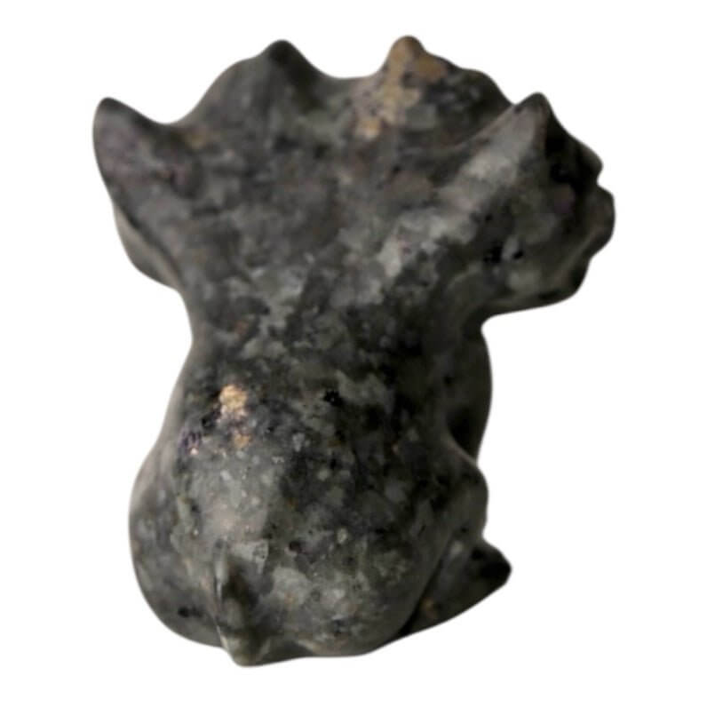 Flammenstein „Zerberus“ – Mystische Skulptur, die unter UV-Licht spektakulär erstrahlt