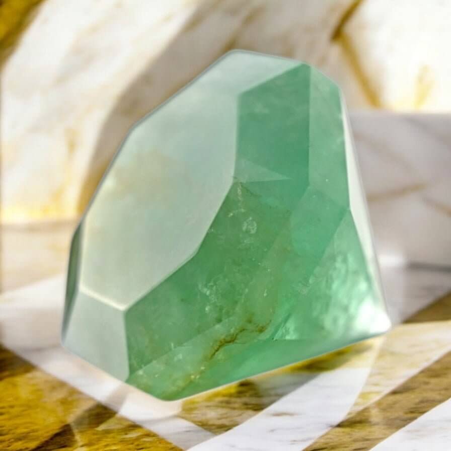 Grüner Fluorit „Diamant“ – Kraftvolles Kristallstück mit intensiver Farbwirkung