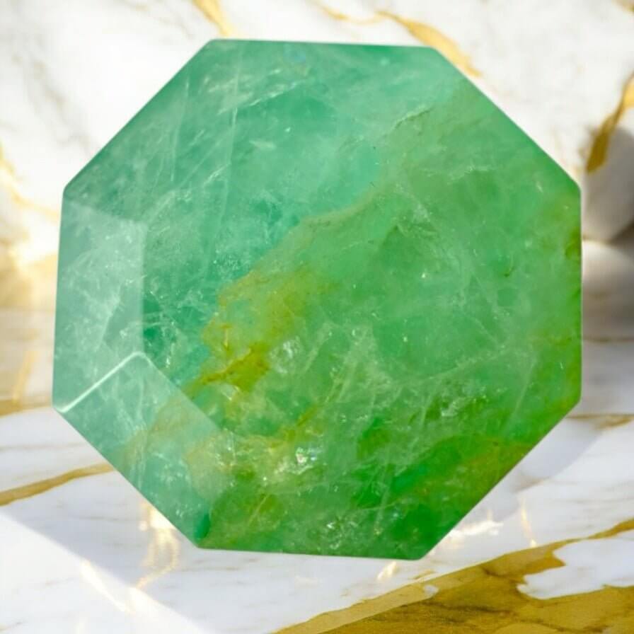 Grüner Fluorit „Diamant“ – Kraftvolles Kristallstück mit intensiver Farbwirkung