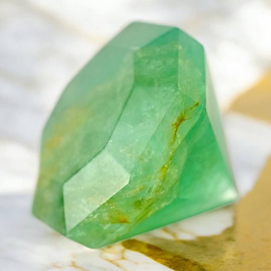 Grüner Fluorit „Diamant“ – Kraftvolles Kristallstück mit intensiver Farbwirkung