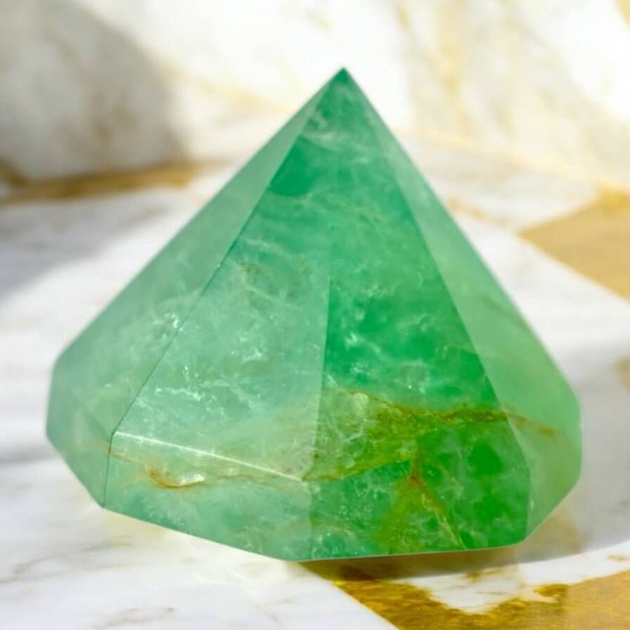 Grüner Fluorit „Diamant“ – Kraftvolles Kristallstück mit intensiver Farbwirkung