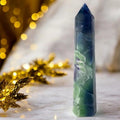 Dreifarbiger Fluorit Obelisk – dekorativer Edelstein für Wohn- oder Arbeitsbereich