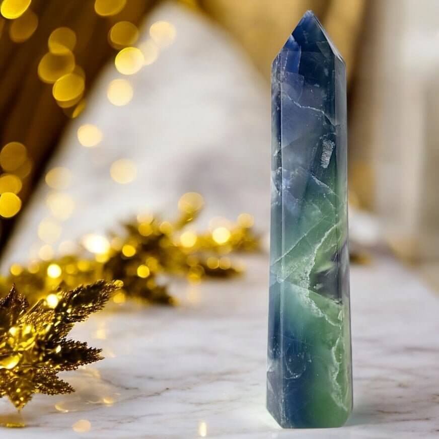 Dreifarbiger Fluorit Obelisk – dekorativer Edelstein für Wohn- oder Arbeitsbereich
